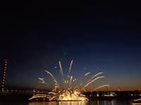 V Düsseldorfu zaradi predčasno sproženega ognjemeta poškodovanih 19 ljudi