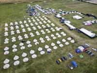 Peklo v pokojnej obci: Tisíce ľudí sa schádzajú na trojdňovú swingers párty, miestni sú v šoku!