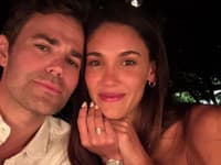 KRÁSNA SPRÁVA hviezdy Upírskych denníkov: ZÁSNUBY... Aha na ten MEGA DIAMANT!