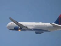 Panika na palube lietadla: VIDEO Ďalší Boeing v problémoch, z motora šľahali obrovské plamene!