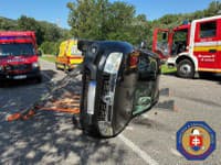 Prometne nesreče v Bratislavi in Pragi povzročile prevračanje vozil in poškodbe