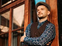 Štefan Štec predstavuje pieseň plnú lásky a nádeje. 