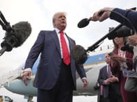 Trump dorazil do Škótska, varoval Európu pred migráciou a veternými turbínami