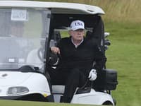 Trump na golfu na Škotskem obljubljal trgovinski sporazum, srečal se je s protesti