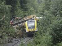 Osobný vlak sa vykoľajil! Na mieste je viacero obetí a zranených: Zasahujú záchranné zložky