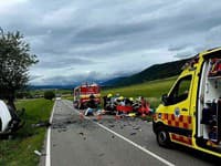 Pozor na cestách! Pri Spišskom Štiavniku je po čelnej zrážke dvoch áut neprejazdná cesta