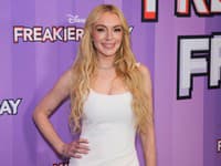 Lindsay Lohan (39) na premiére nového filmu: Ohúrila vzhľadom, ale... Wau, TOTO je jej mama (62)?!