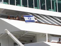 Stovky ľudí v Grécku protestovali proti izraelskej lodi: V Pireu im polícia zablokovala prístup k prístavu