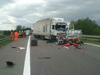 Kamión zablokoval D1 a spôsobil reťazovú zrážku s motorkou: Štyroch zranených previezli do nemocnice