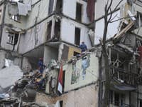 MIMORIADNY ONLINE Rusko v noci podniklo dronový a raketový útok na Kyjev: Dvaja ľudia zomreli, ranených je vyše 50