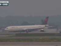 Minúty hrôzy na palube: Lietadlo zasiahli extrémne turbulencie! 25 ľudí skončilo v nemocnici