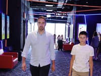 Premiéra rozprávky Smradi 2. Na snímke György Gyimesi so synom Zentem