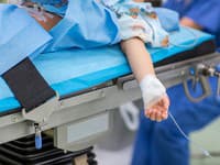 Šokujúci experiment s vlastným dieťaťom: Matka uverila online radám, dieťaťu hrozila amputácia!