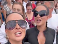 Sestry Nízlové v sexi čiernych overaloch.