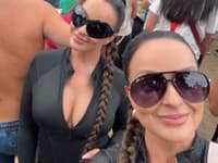 Sestry Nízlové v sexi čiernych overaloch.