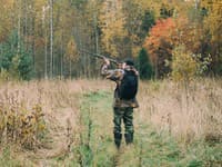 Nočná dráma v lese: Poľovník omylom strelil muža hľadajúceho vzácne kovy!