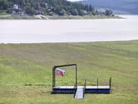 Nízka hladina vodnej nádrže Domaša - Valkov pri obci Bžany v okrese Stropkov