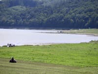 Kosenie zarasteného brehu z dôvodu nízkej hladiny vodnej nádrže Domaša - Valkov pri obci Bžany v okrese Stropkov