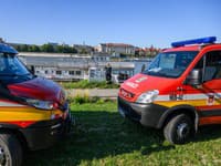 Hasiči zasahujú pri potápajúcej sa lode na Dunaji v blízkosti Tyršovho nábrežia v Bratislave