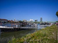 Hasiči zasahujú pri potápajúcej sa lodi na Dunaji v blízkosti Tyršovho nábrežia v Bratislave