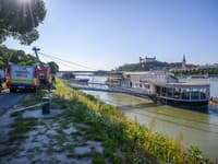 Hasiči zasahujú pri potápajúcej sa lodi na Dunaji v blízkosti Tyršovho nábrežia v Bratislave