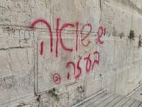 Jeruzalem v rozruchu: Múr nárekov niekto popísal grafitmi proti vojne v Pásme Gazy