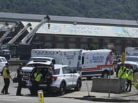 Príslušníci záchranných zložiek zasahujú po výbuchu, ku ktorému došlo v koksárni v oceliarskom závode spoločnosti U.S. Steel v Clairtone v americkom štáte Pensylvánia