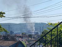 Dym stúpa po výbuchu z koksárne v oceliarskom závode spoločnosti U.S. Steel v Clairtone v americkom štáte Pensylvánia