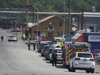 Príslušníci záchranných zložiek zasahujú po výbuchu, ku ktorému došlo v koksárni v oceliarskom závode spoločnosti U.S. Steel v Clairtone v americkom štáte Pensylvánia