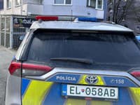 V Bratislave havarovali policajti! Auto skončilo v stĺpe, z miesta hlásili aj zranených