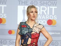 Slávna speváčka nedala predstavivosti šancu: FOTO HORE BEZ a v čipkovaných nohavičkách!