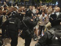 Srbskom zmietajú stále nepokoje