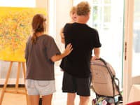 Maroš Kramár s dcérou Rijou a partnerkou Inou