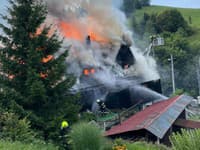 Penzión Jánošíkov Dvor v obci Zázrivá zachvátili plamene
