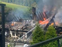 Pohľad na zhorený penzión Jánošíkov dvor 