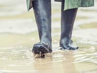 Silné monzúnové dažde v Pakistane spôsobili rozsiahle povodne a zosuvy pôdy: Hlásia stovky obetí