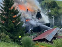 S požiarom penziónu v Zázrivej bojovali hasiči bojovali do neskorej noci