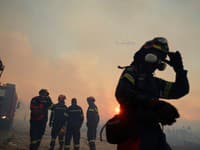 Utekal pred rýchlo postupujúcim ohňom! Portugalský hasič utrpel ťažké popáleniny