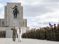 Vojaci Armády ČR na slávnostnom nástupe na Národnom pamätníku Vítkov v Prahe, kde boli ocenení za službu v zahraničí vrátane misie v slovenskej Lešti. V popredí česká ministerka obrany Jana Černochová a za ňou náčelník Generálneho štábu Armády ČR Karel Řehka
