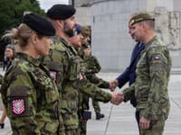 Na snímke sú vojaci Armády ČR oceňovaní za službu v zahraničí vrátane misie v slovenskej Lešti