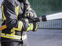 Požiar bytu v Žiline: Dvaja ľudia sa nadýchali splodín horenia