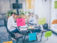 Firmy majú nedostatok kvalifikovaných ľudí: Cieliť by mali na generáciu Z