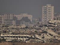 Izrael zaútočil na nemocnicu v Pásme Gazy: Zahynulo najmenej 20 ľudí vrátane novinárov