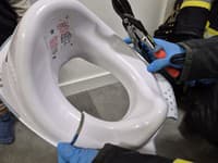 Nevinná hra sa skončila privolaním hasičov: FOTO Chlapec uviazol hlavou v záchodovom sedadle!