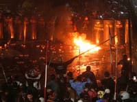 Najmenej 20 ľudí je nezvestných po protestoch v Indonézii: Dôvodom boli vysoké odmeny poslancov