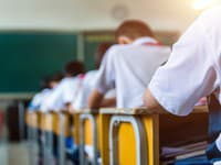 Brány základných a stredných škôl sa v pondelok opäť otvárajú: Do lavíc prvýkrát zasadne 62-tisíc prváčikov