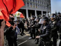 Sudca rozhodol: Nasadenie vojakov počas protestov v Los Angeles je nezákonné!