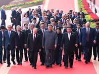 V Pekingu sa začala slávnostná vojenská prehliadka: Predstavili aj nové zbrane, prítomní sú Putin i Fico