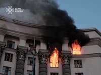 Rusija napadla Kijev, poškodovano vladno poslopje, Ukrajina ciljala ruska letalska oporišča.