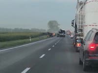 Pri Drienovci sa zrazilo nákladné auto s autobusom